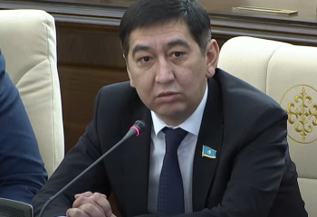 Ринат Зайытов маңдайшаға тек латын әліпбиімен жазуды ұсынды