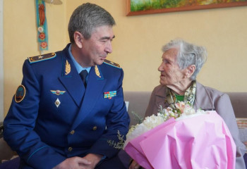 Алматыда әскери қызметшілер майдангер әжелерді мерекемен құттықтады