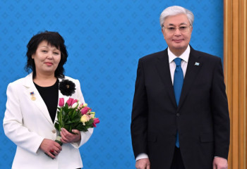 Президент Ольга Шелудько мен Майра Ерманованы марапаттады