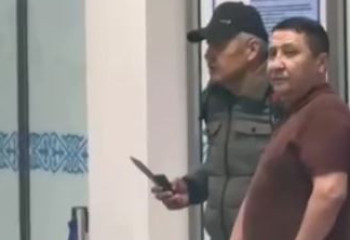 Әуежайда шабуыл жасаған адамды ұстау сәтінің видеосы пайда болды