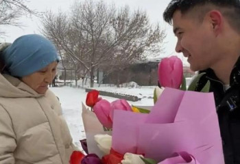 Елорда тұрғындарына гүл шоқтары таратылды