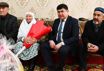 106-летнюю жительницу Туркестанской области поздравил аким с 8 марта