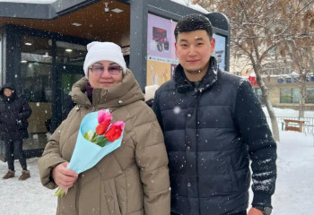 Жительницам столицы раздали цветы накануне 8 марта