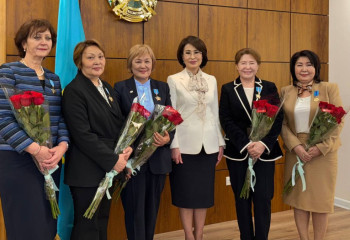 Лучших женщин-врачей Казахстана наградили в честь 8 Марта
