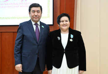 Спикер Мажилиса поздравил женщин-депутатов с Международным женским днём