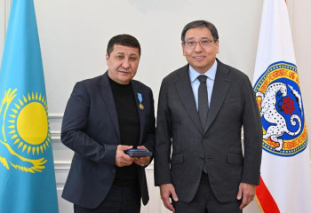 Спасшего сотрудницу аэропорта Алматы мужчину представили к награде