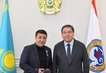Әкім әуежайда ерлік көрсеткен Мұса Әбдірайымды марапаттады