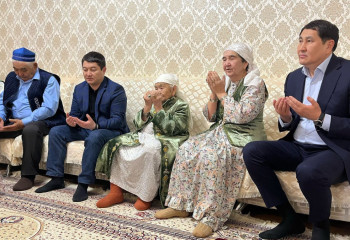 Маңғыстау облысының әкімі 100 жасқа толған қарт ананы құттықтады