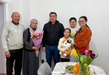 ТЖ министрі бірнеше қызметкерлерге жаңа пәтер тарту етті