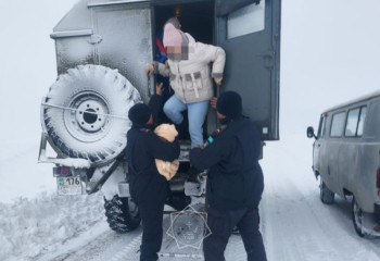 В ВКО сотрудники МЧС помогли доставить роженицу в больницу