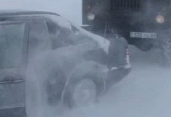 Төтеншеліктер қар құрсауынан 10 көлікті шығарды