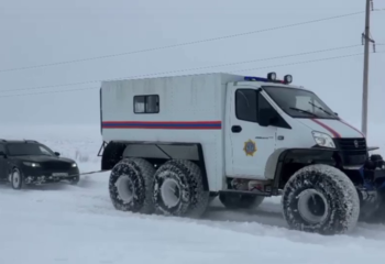 Спасатели МЧС отбуксировали 10 автомобилей из снежных заносов