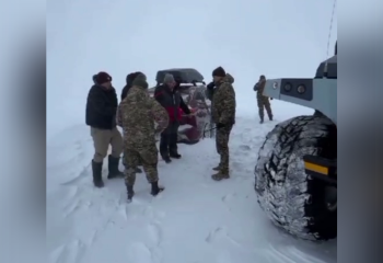 Сотрудники МЧС спасли 11 рыбаков, застрявших в снежных заносах