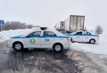 В области Абай полиция организовала сопровождение 400 автомобилей в условиях снегопада