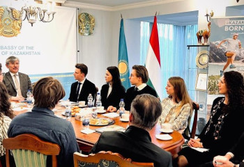 Мажарстанда Қазақстанның әлемдік және өңірлік саясаттағы рөлі талқыланды