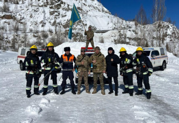 Спасатели Казахстана в полном боевом снаряжении поднялись по лестнице Медеу 842 ступени