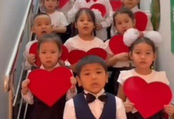 «Жылауға дайындалып отырсам». Балалардың анасына айтқан әні қызу талқыға түсті