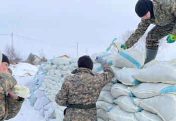 Нацгвардия начала очистку снежных масс в зонах повышенного риска паводков
