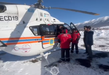 Новорожденного экстренно доставили вертолетом из Риддера в Усть-Каменогорск