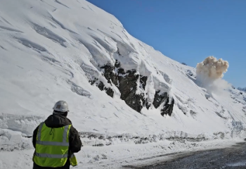 В ВКО оперативно восстановили движение после снежных лавин