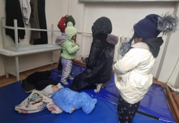 174 большегруза и автобус: застрявших на трассе в Костанайской области разместили в местной школе