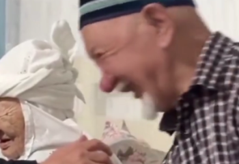 Казнет растрогало видео, где 80-летний сын просил ласки у своей 100-летней мамы