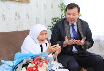Ақтөбе әкімі 110 жастағы тыл еңбеккерінің үйіне барды