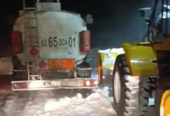 В области Абай продолжают очищать дорогу «Аягоз-Таскескен»