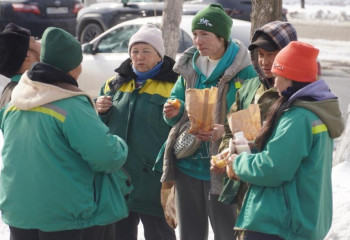 Қайырымдылық күні: столичных коммунальщиков угостили Наурыз коже и баурсаками