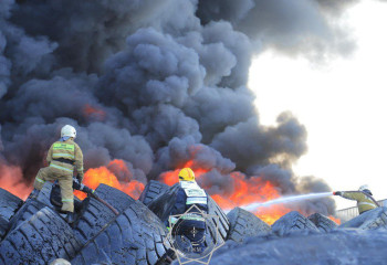 Сильный пожар вспыхнул на заводе автошин в Алматинской области