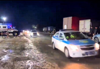 Полицейские в условиях метели сопроводили тысячу автомобилей на трассах области Абай