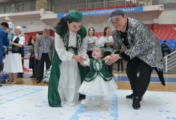 Новый рекорд страны: в области Жетісу 336 детям одновременно провели обряд «тұсау кесу»