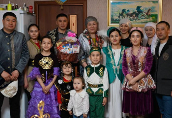 Шаңырақ күні: военнослужащие поздравили семьи с праздником единства