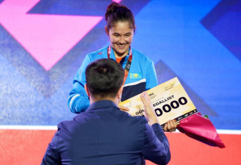 Мемлекет басшысы Назым Қызайбайды үш дүркін әлем чемпионы атануымен құттықтады