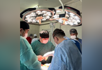 Шесть часов в операционной: пациенту в Алматы одновременно провели три хирургических вмешательства