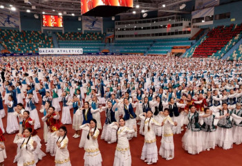В Астане более 3 тысяч школьниц установили рекорд, исполнив «Қамажай»