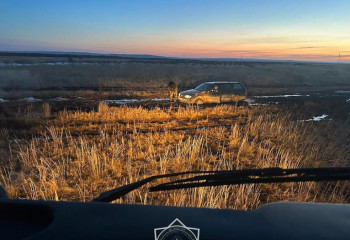 В Карагандинской области спасатели вытащили автомобиль из-под размывшего грунта