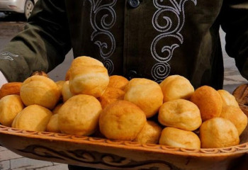 1000 баурсаков раздали на улицах Астаны в честь Наурыза