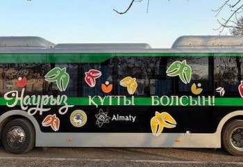Алматыда қоғамдық көліктер Наурыз мерекесіне орай безендірілді