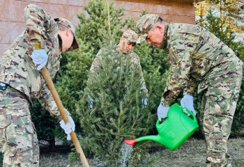 Спасатели МЧС Казахстана посадили деревья на Наурыз мейрамы