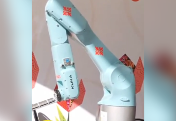 Алматыда роботтар бауырсақ пісіріп жатыр