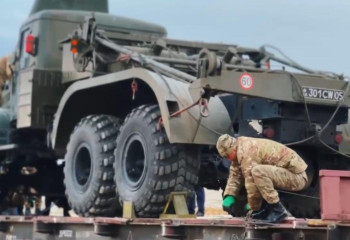Военные инженеры наладили временную переправу на реке Уил в Актюбинской области