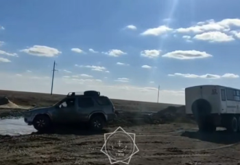 В Актюбинской области освободили автомобиль из грязевой ловушки