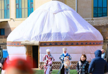 Актюбинцы отметили Наурыз с шашу, дастарханом и народными играми