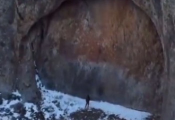 Проход в иной мир или игры природы: в Казахстане нашли дверь прямо в горе