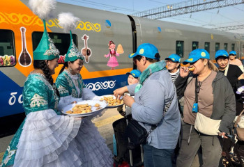 Оформленные поезда и угощения порадовали пассажиров поездов в день праздника