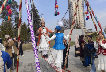 «Поем всем городом!». Как в Алматы отмечают Наурыз