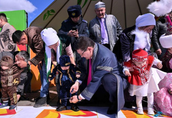 В Семее провели тұсаукесер для 180 детей в честь 180-летия Абая