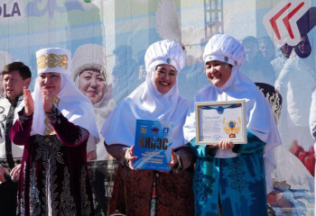 Көкшетауда кимешек киген аналар шеруі Қазақстан рекордтар кітабына енді