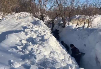 Военнослужащие МЧС помогают предотвратить паводки в ВКО